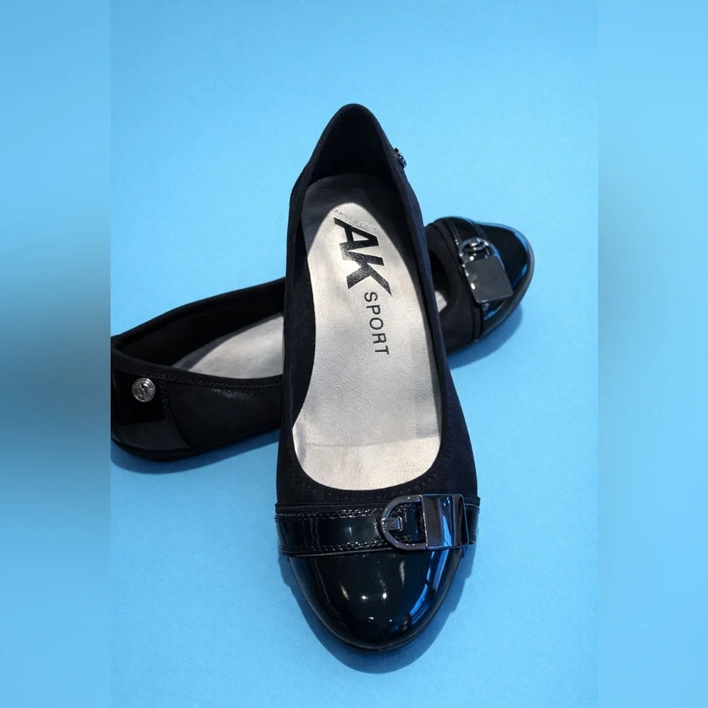 NWT- Anne Klein AK Sport Black Ballet Flats with Patent Toe Buckle Accents-Size7 - Picture 2 of 4